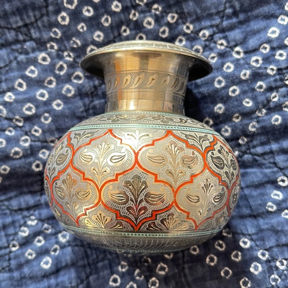 Pair of Vintage Indian Pedestal Bud Edged Brass Metal Vases - Picture 3 of 12